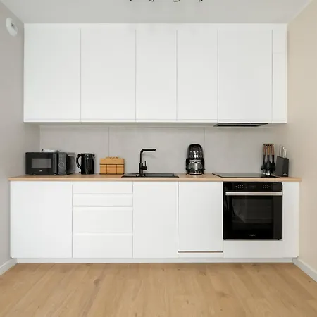 Spacious With Parking & Balcony In By Renters *