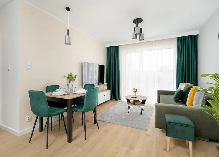 Spacious With Parking & Balcony In By Renters Πόζναν
