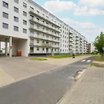 Spacious With Parking & Balcony In By Renters Apartment *