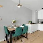 Spacious With Parking & Balcony In By Renters Apartment *