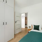 Apartment Spacious With Parking & Balcony In By Renters *