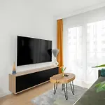 Spacious With Parking & Balcony In By Renters Apartmán *