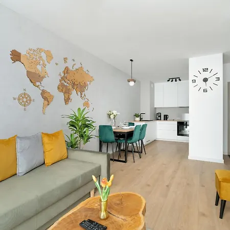 Spacious With Parking & Balcony In By Renters Appartamento Poznań