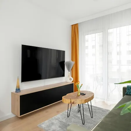 Spacious With Parking & Balcony In By Renters Appartamento *
