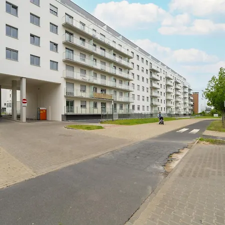 Spacious With Parking & Balcony In By Renters