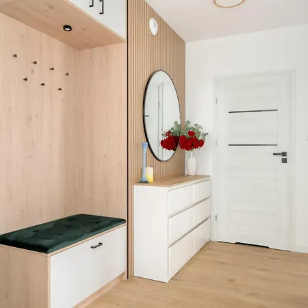 Spacious With Parking & Balcony In By Renters Apartman Poznań