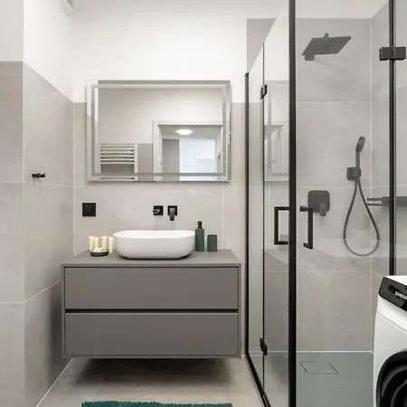 Spacious With Parking & Balcony In By Renters Appartamento *