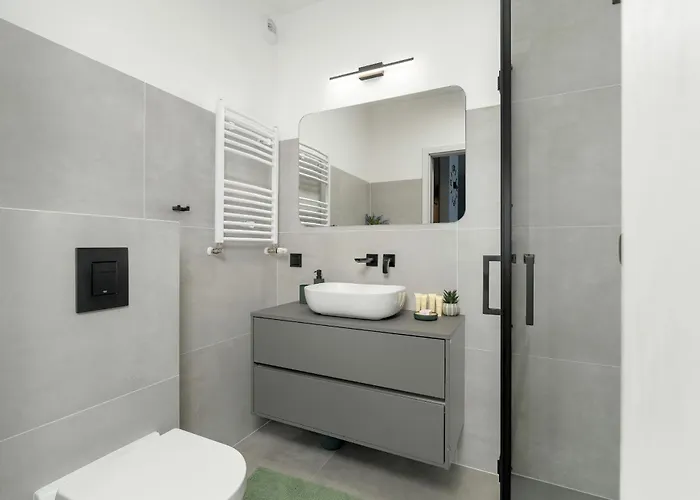 Apartman Spacious With Parking & Balcony In By Renters Poznań