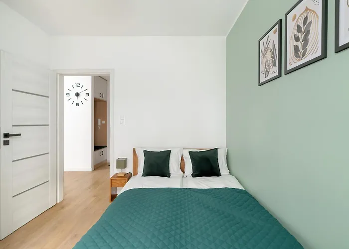 Spacious With Parking & Balcony In By Renters דירה פוזנן