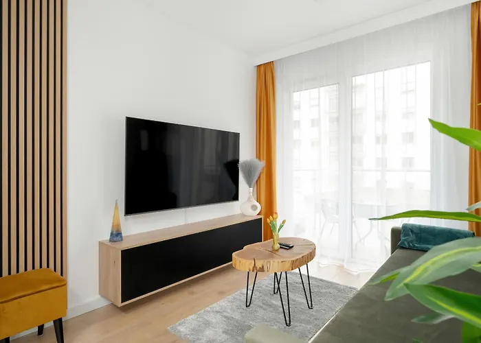 Spacious With Parking & Balcony In By Renters Apartment *