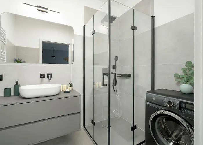 Apartment Spacious With Parking & Balcony In By Renters *