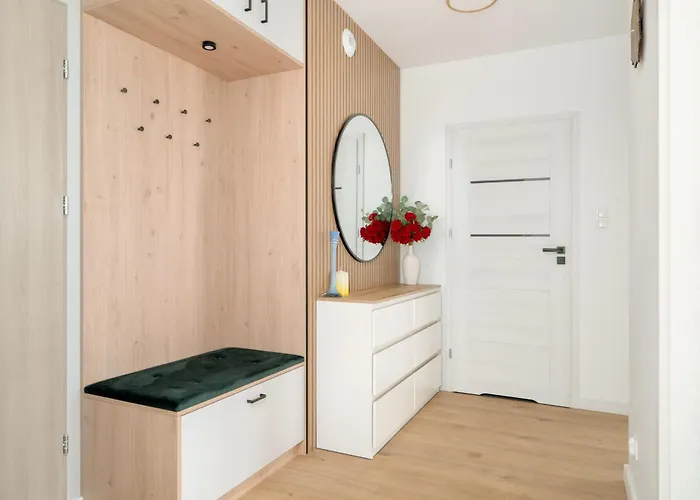 Spacious With Parking & Balcony In By Renters Apartman Poznań