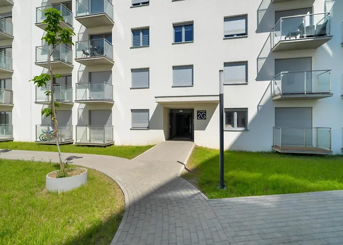 Spacious With Parking & Balcony In By Renters דירה