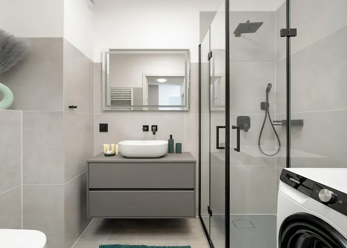 Spacious With Parking & Balcony In By Renters דירה *